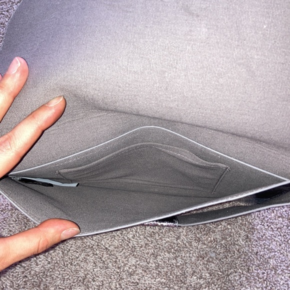 Sparkle bow clutch - Picture 3 of 4